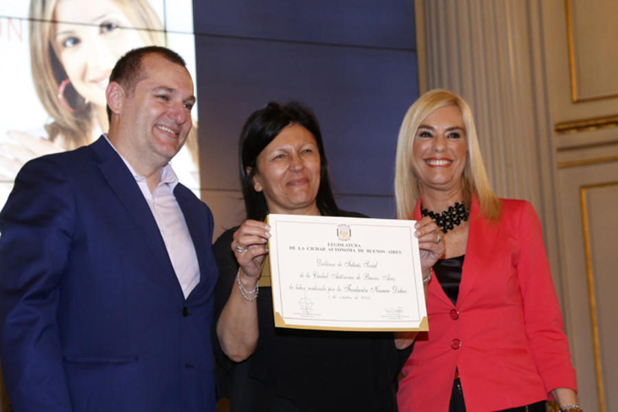 Lic. Alicia Daher recibe declaración de interés de manos del diputado Hernan Rossi y en compañía de la periodista María Belén Aramburu.