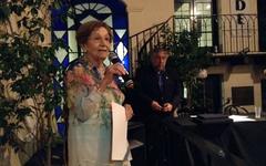 Marta de París, recibiendo el Diploma de Honor a la Trayectoria Literaria
