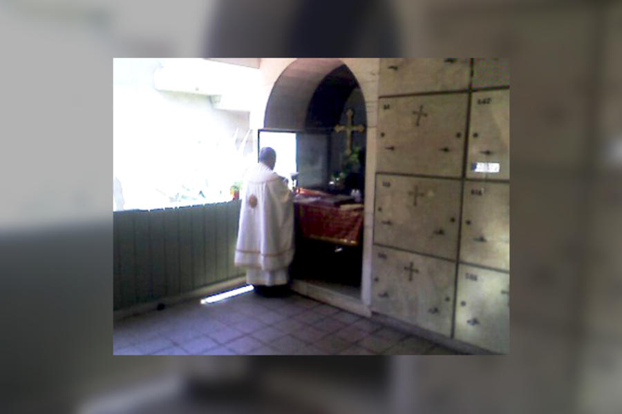 Padre Atanasios oficiando misa en el Panteón Ortodoxo (Foto archivo 2007 - Iglesia San Jorge)