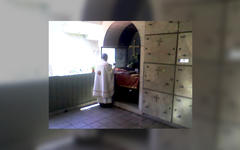 Padre Atanasios oficiando misa en el Panteón Ortodoxo (Foto archivo 2007 - Iglesia San Jorge)