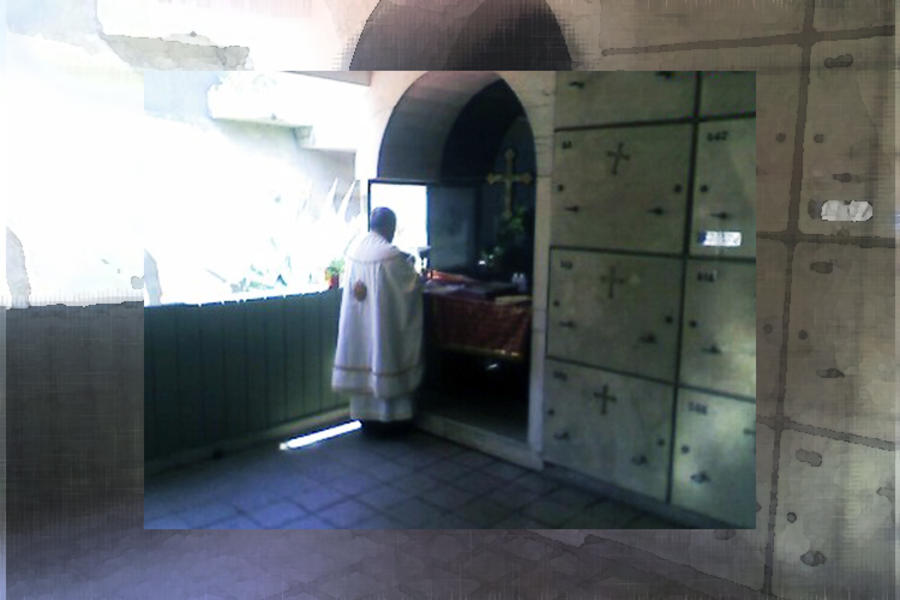 Padre Atanasios oficiando misa en el Panteón Ortodoxo del Cementerio de la Chacarita (Foto archivo Catedral San Jorge).