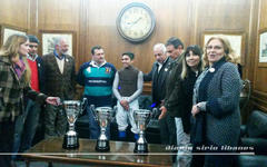 Los directivos de CSLBA junto al jockey ganador 