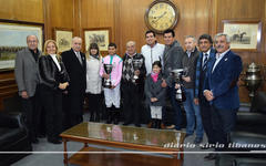 Embajador Hamzeh Dawalibi y autoridades del CSLBA entregan copas al equipo ganador.