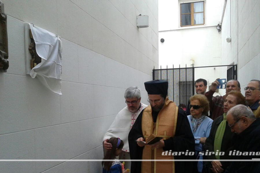 Mons. Siluan Muci eleva plegarias junto a los feligreses, por el alma de Mons. Kirilos Dumat.