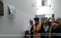 Mons. Siluan Muci eleva plegarias junto a los feligreses, por el alma de Mons. Kirilos Dumat.