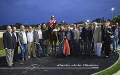 Autoridades del CSL de Bs. As. junto al Embajador de Líbano, Antonio Andary y el jockey Juan Noriega montando a 'El Juerguero'