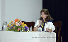Amira Juri, disertando en la Reunión de Entidades Sirio Libanesas. 