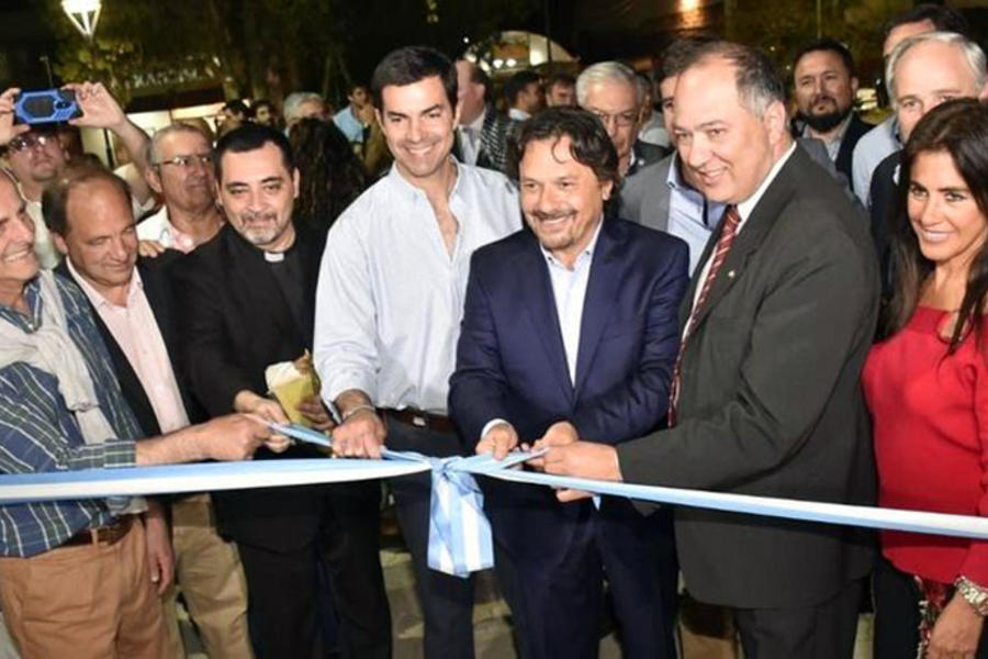 El corte de cinta en la Plaza Árabe. Presentes el Gobernador, el Intendente y el Presidente de la Unión Sirio Libanesa, junto al padre Barrionuevo (Foto Prensa municipal de Salta)