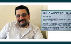 Al momento de su desaparición, Julio vestía un pantalón color negro, un par de borceguíes marrones, camisa negra, chaleco gris y una campera azul.